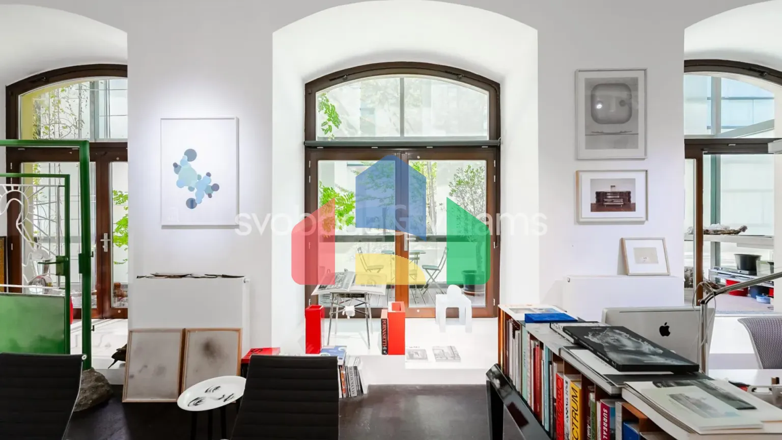 На продажу торговые помещения 210 m²