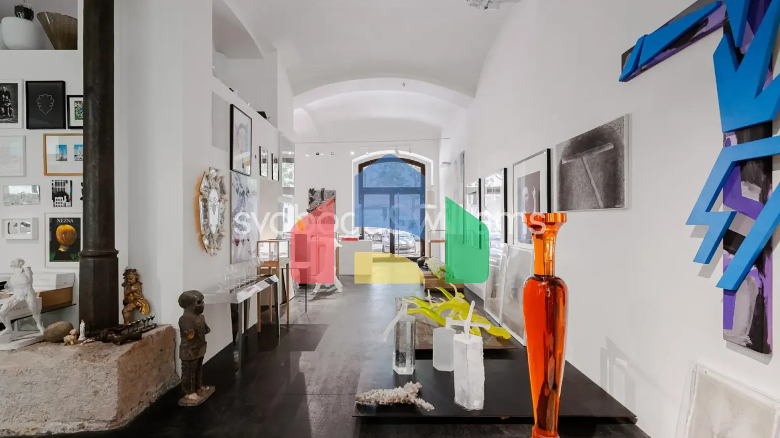 На продажу торговые помещения 210 m²