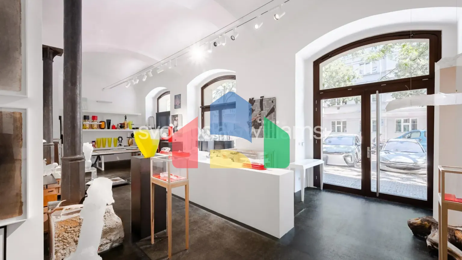 На продажу торговые помещения 210 m²