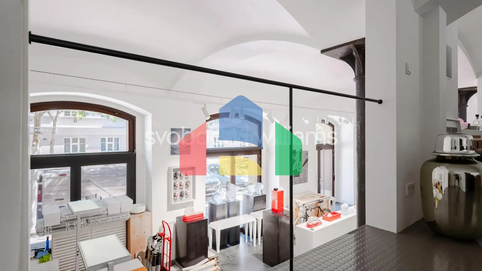 На продажу торговые помещения 210 m²