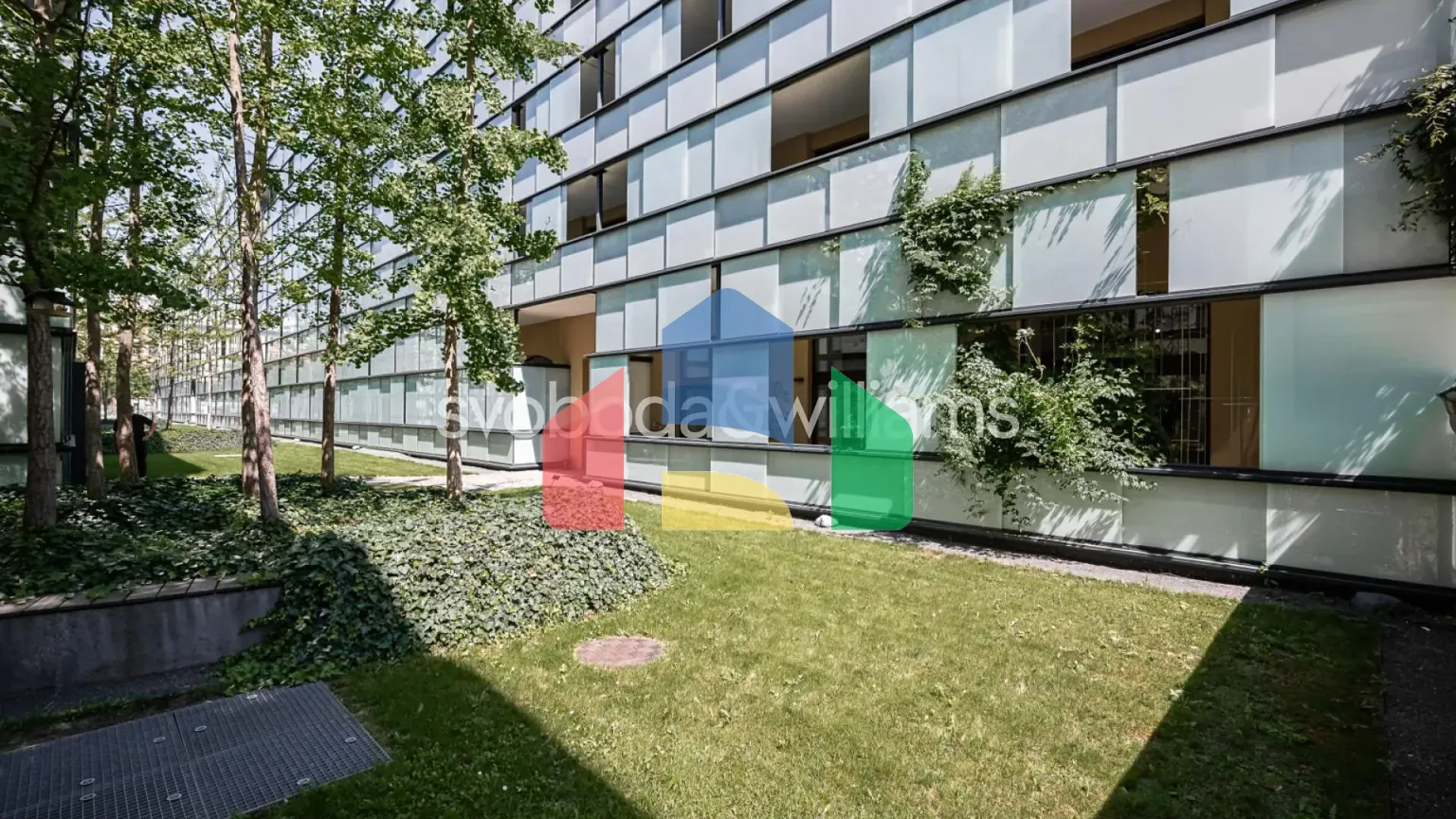 На продажу торговые помещения 210 m²