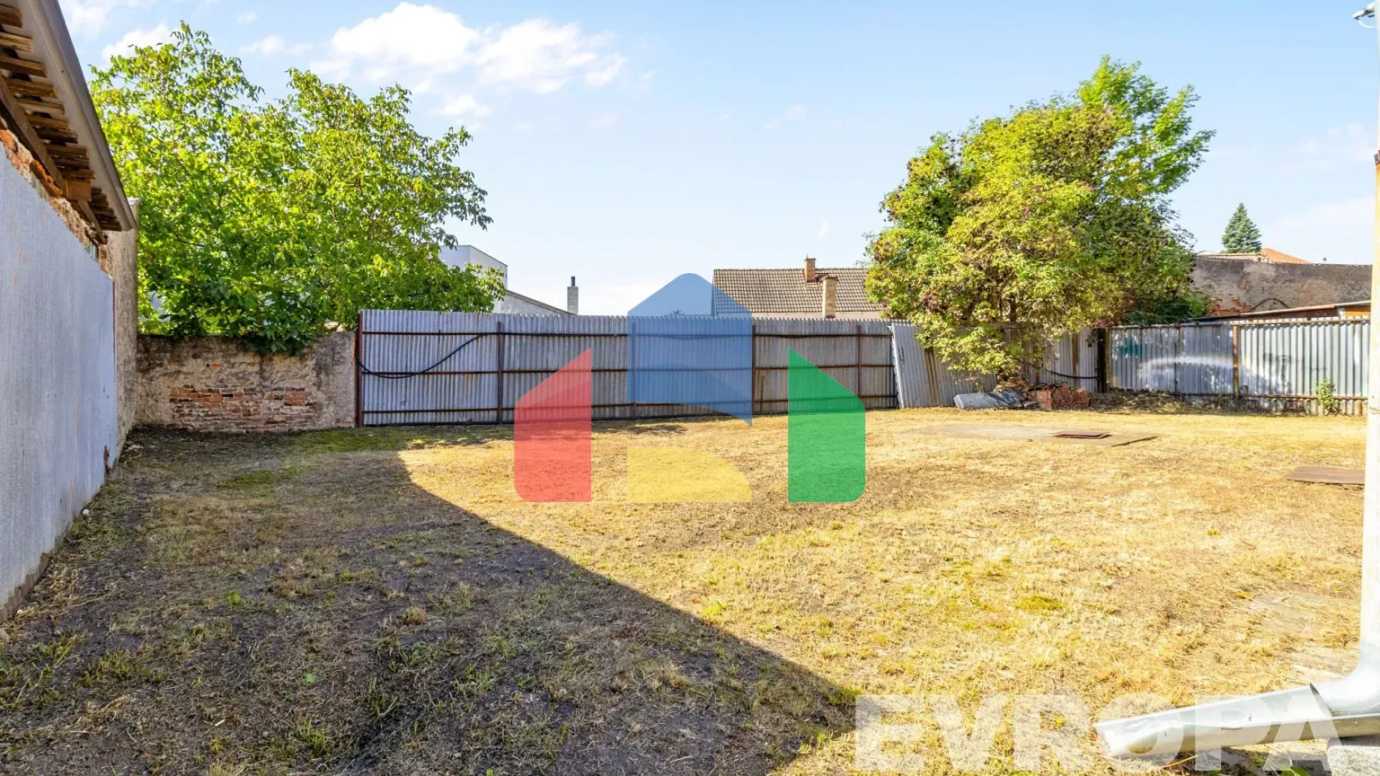 На продажу участки под строительство 584 m²