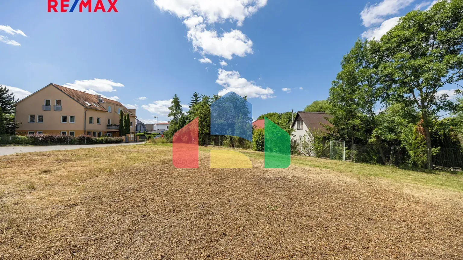 На продажу участки под строительство 695 m²