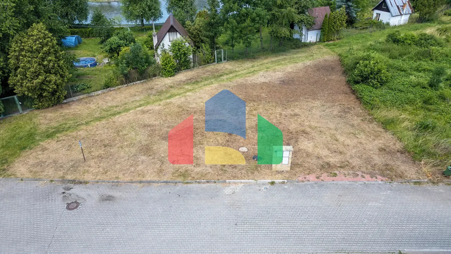 На продажу участки под строительство 695 m²