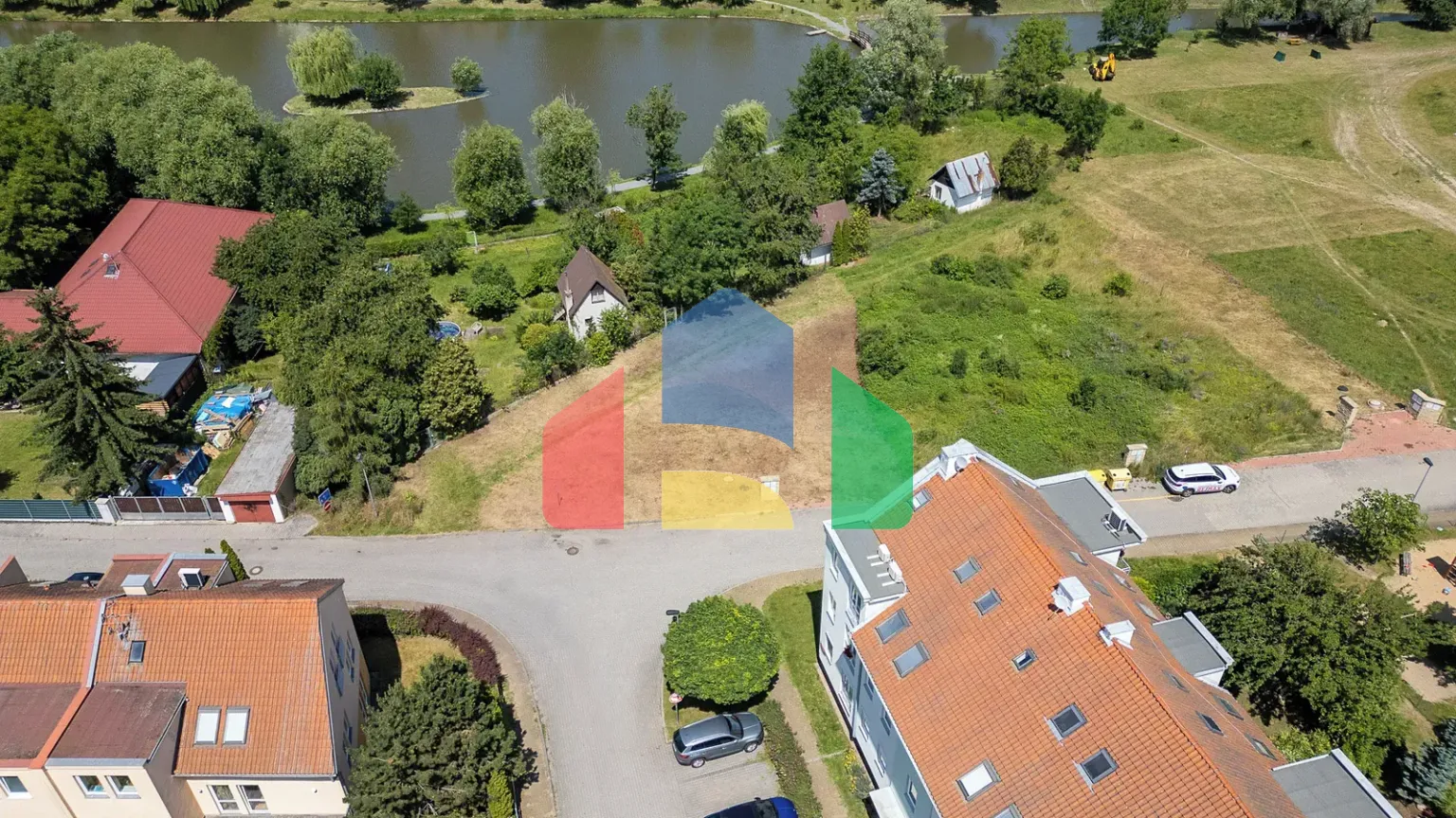 На продажу участки под строительство 695 m²