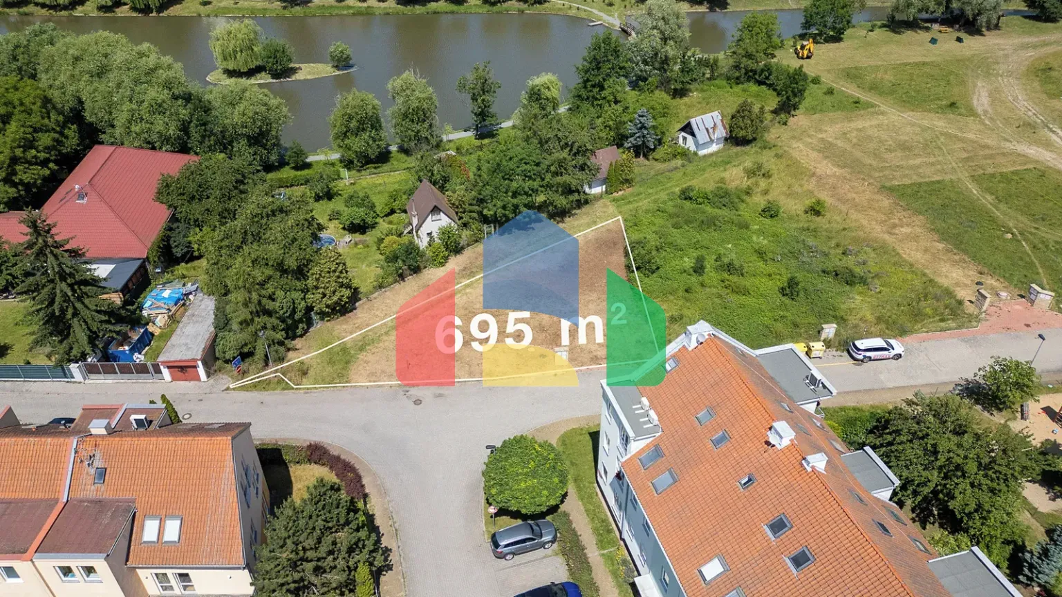 На продажу участки под строительство 695 m²