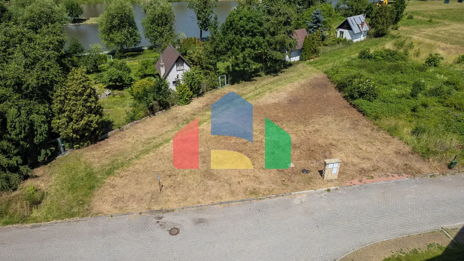 На продажу участки под строительство 695 m²