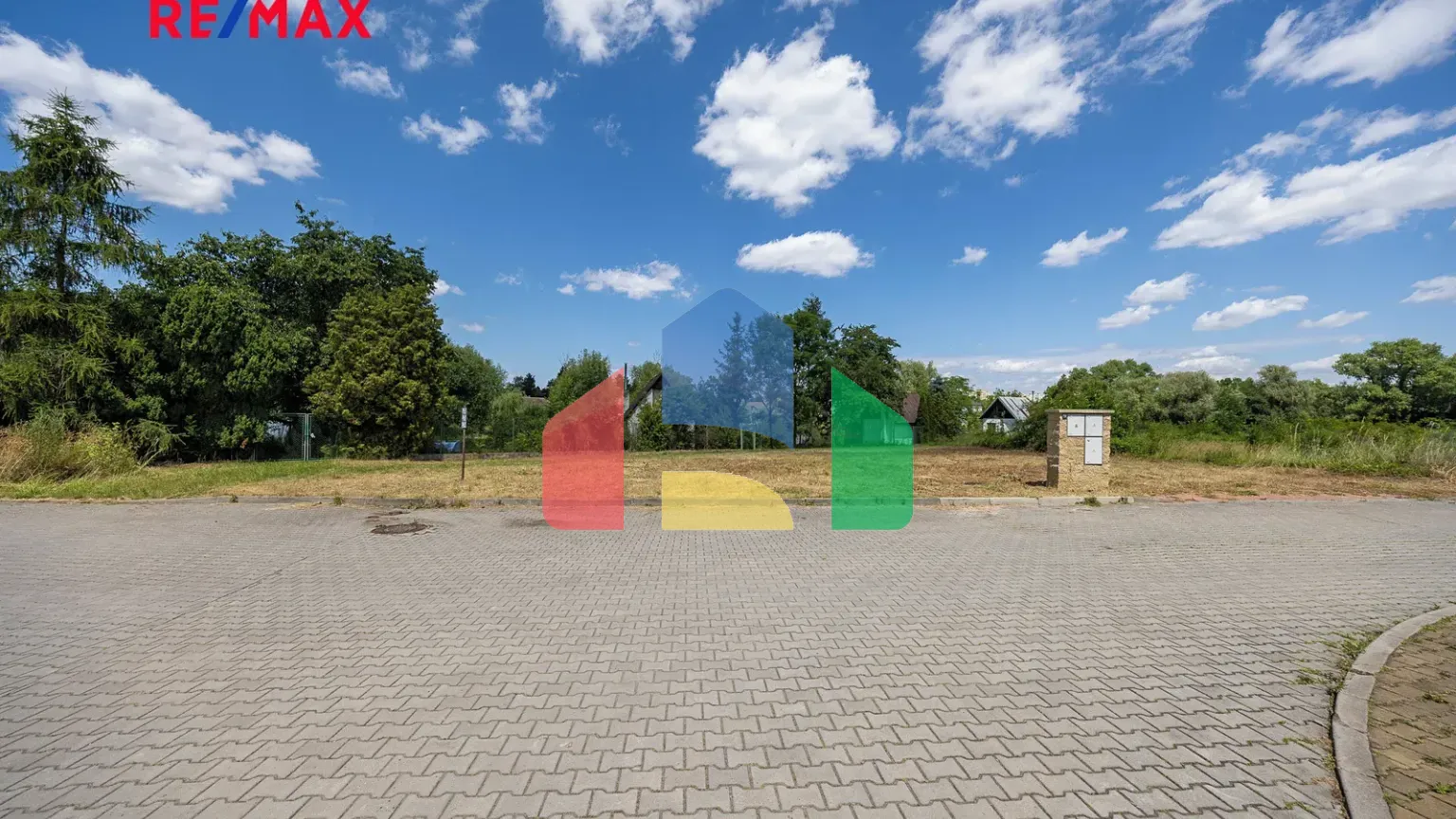 На продажу участки под строительство 695 m²