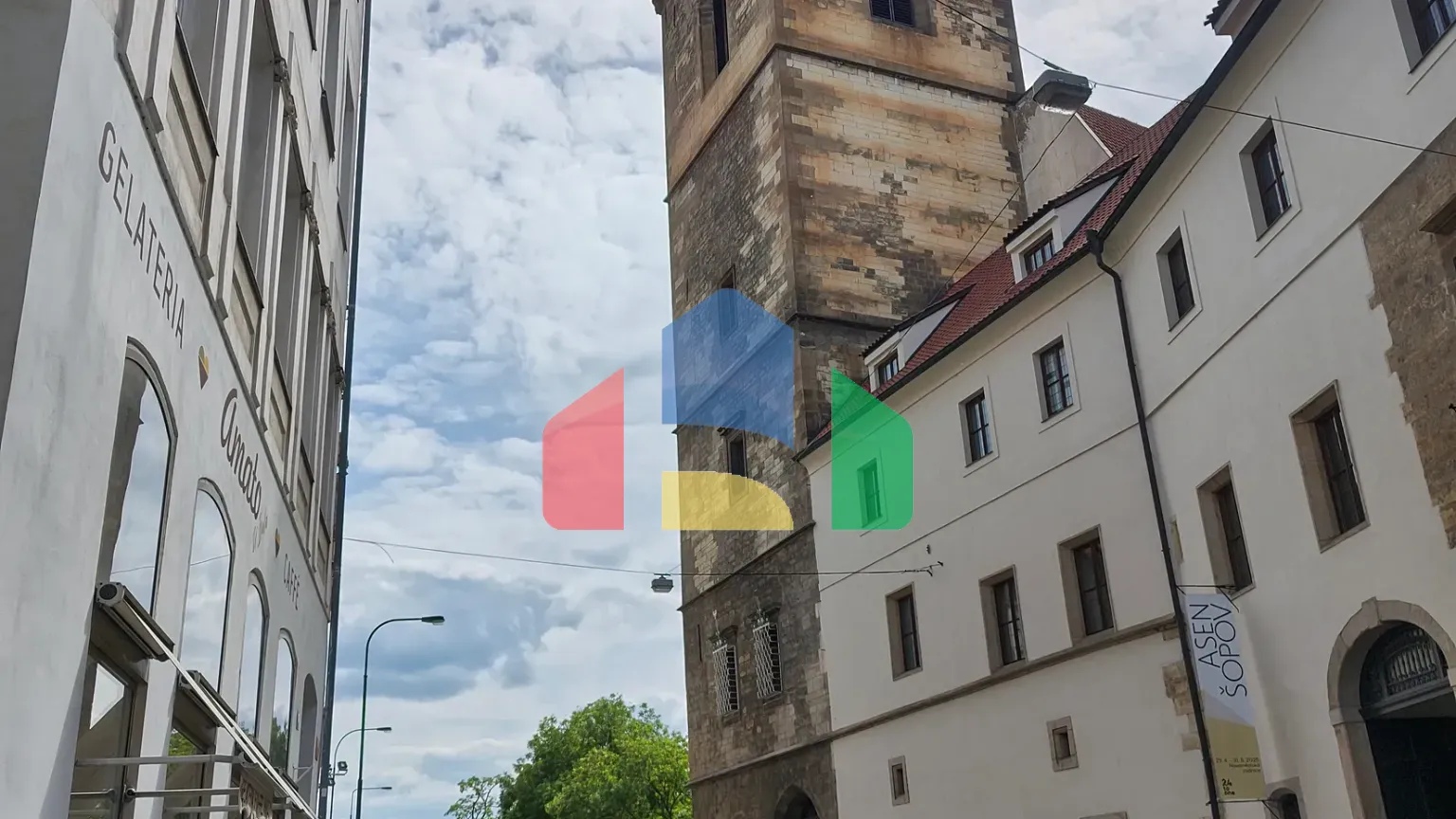 На продажу многоквартирные дома 822 m²