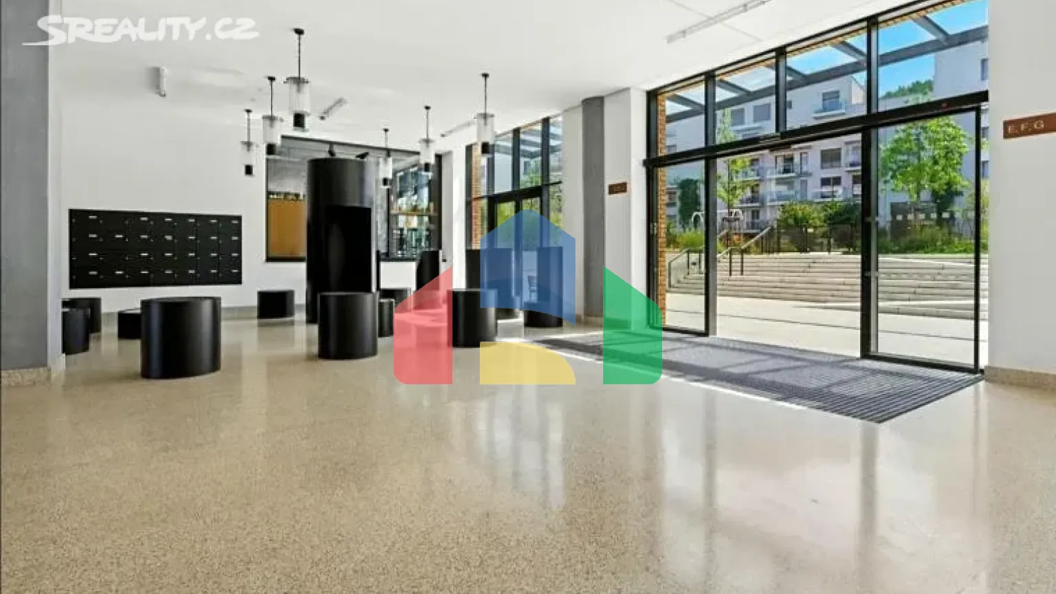 На продажу торговые помещения 90 m²