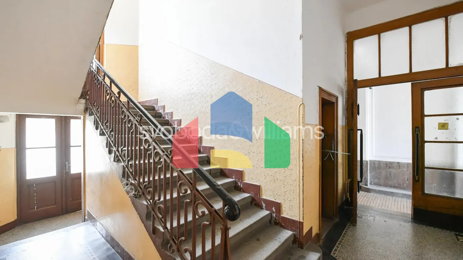 На продажу многоквартирные дома 939 m²