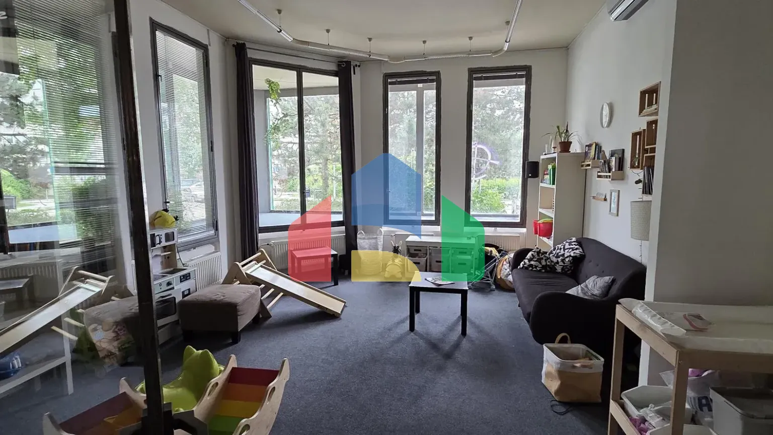 На продажу торговые помещения 251 m²