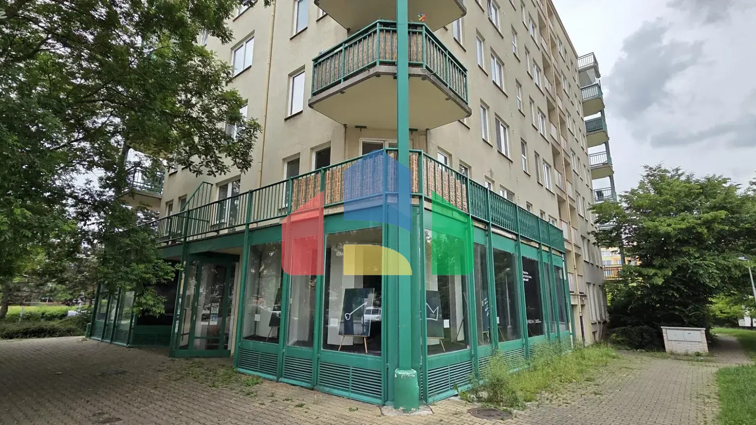 На продажу торговые помещения 251 m²