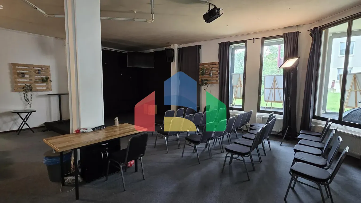 На продажу торговые помещения 251 m²