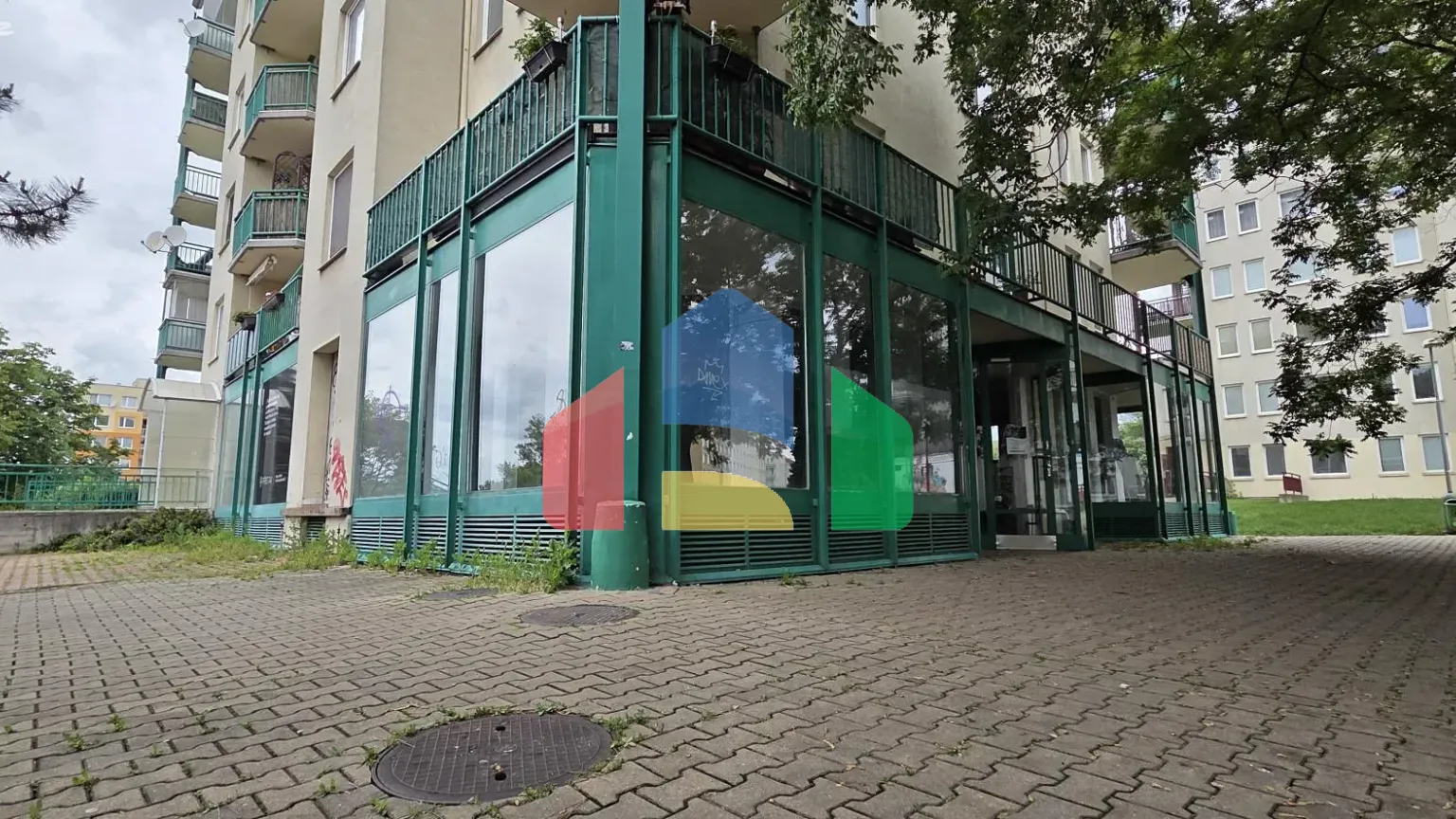 На продажу торговые помещения 251 m²