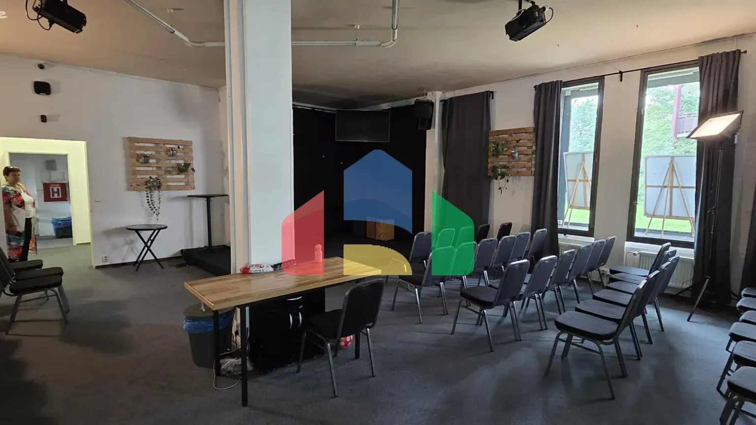 На продажу торговые помещения 251 m²