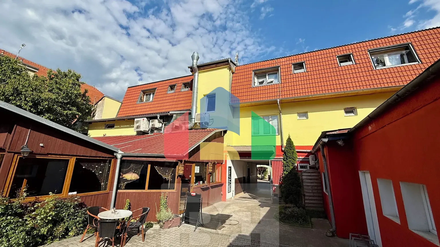 На продажу многоквартирные дома 657 m²