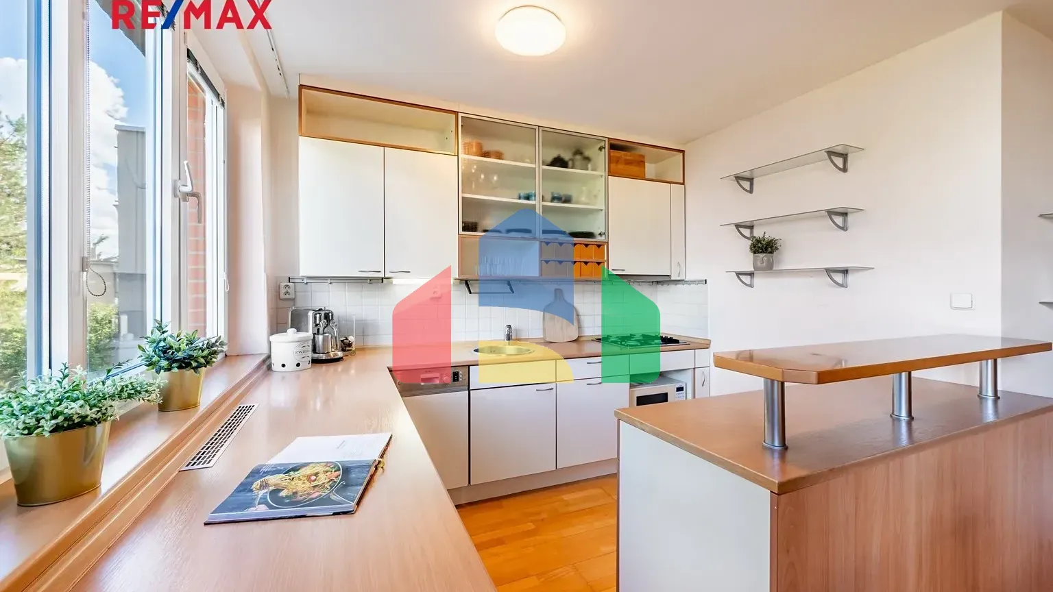 На продажу квартира 3-комн. студия 82 m²