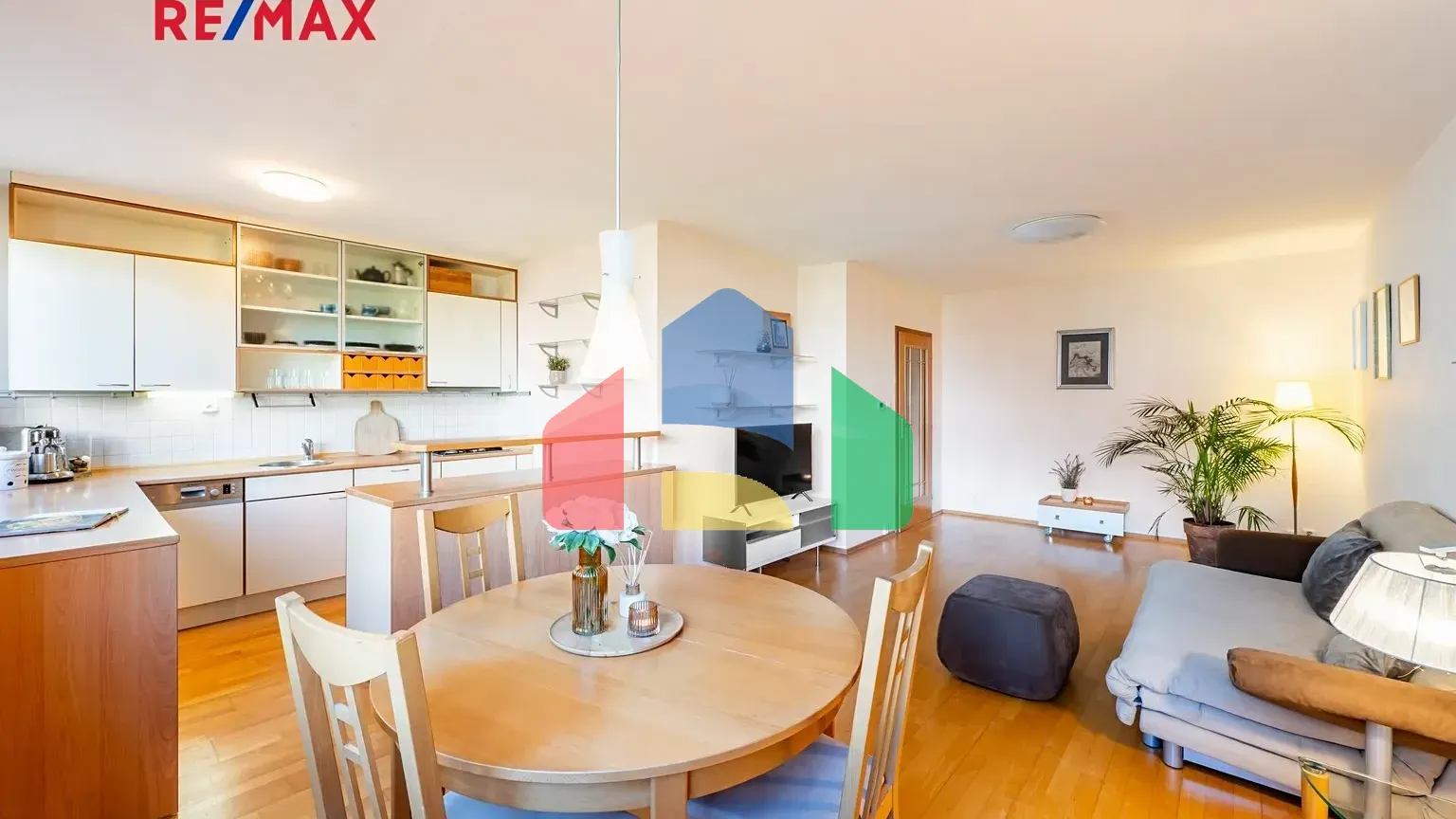 На продажу квартира 3-комн. студия 82 m²