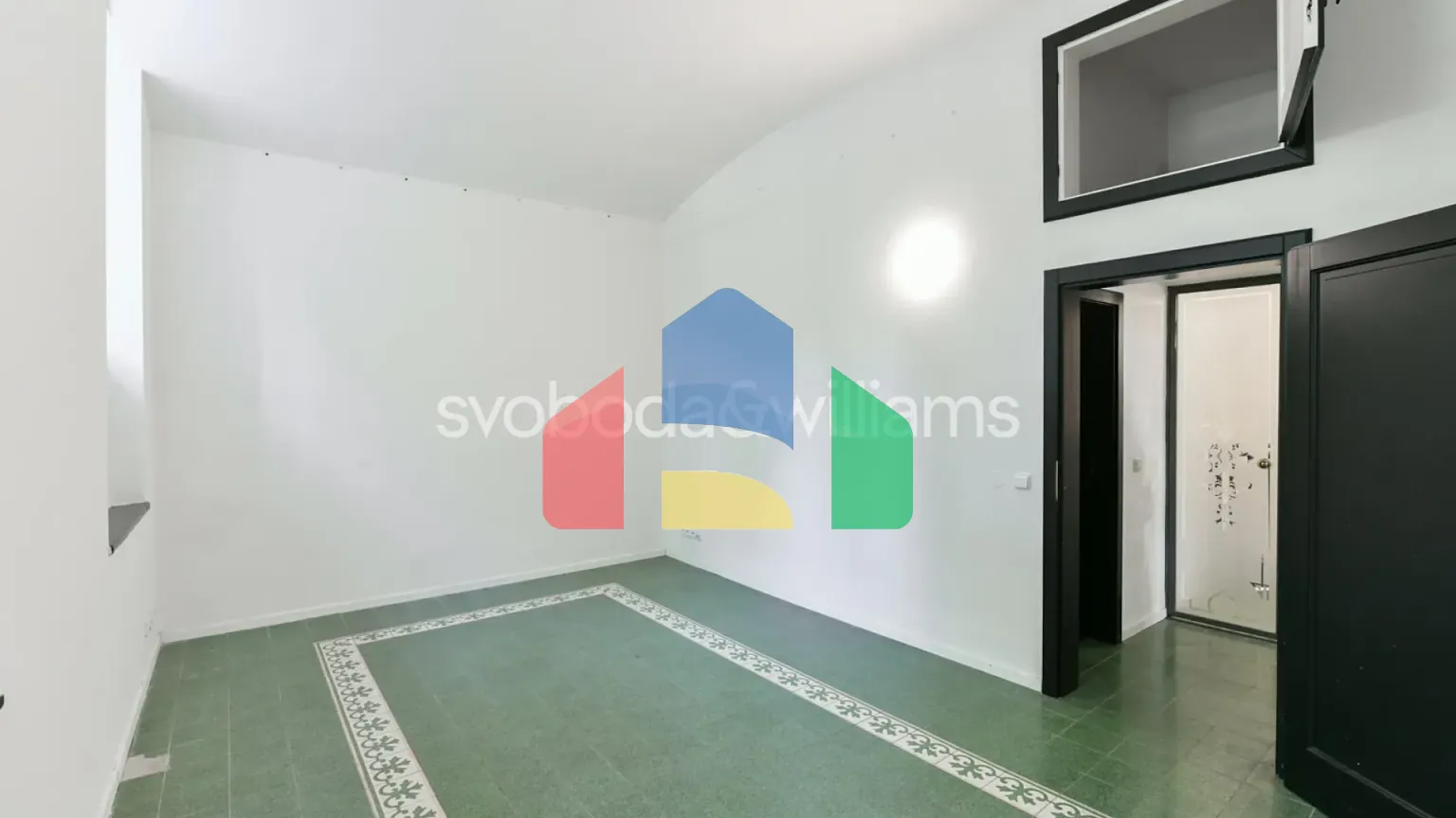 На продажу торговые помещения 132 m²