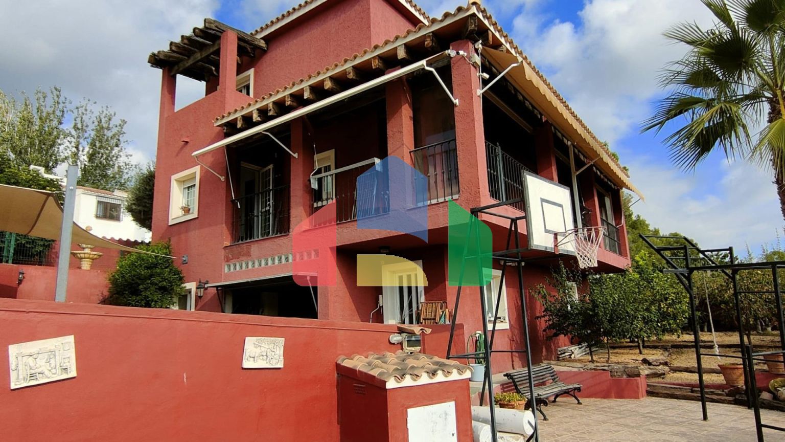 ОТДЕЛЬНАЯ ВИЛЛА, ПРОСТОРНАЯ И УЕДИНЕННАЯ, В ОКРУЖЕНИИ ПРИРОДЫ В ЛА НУСИИ