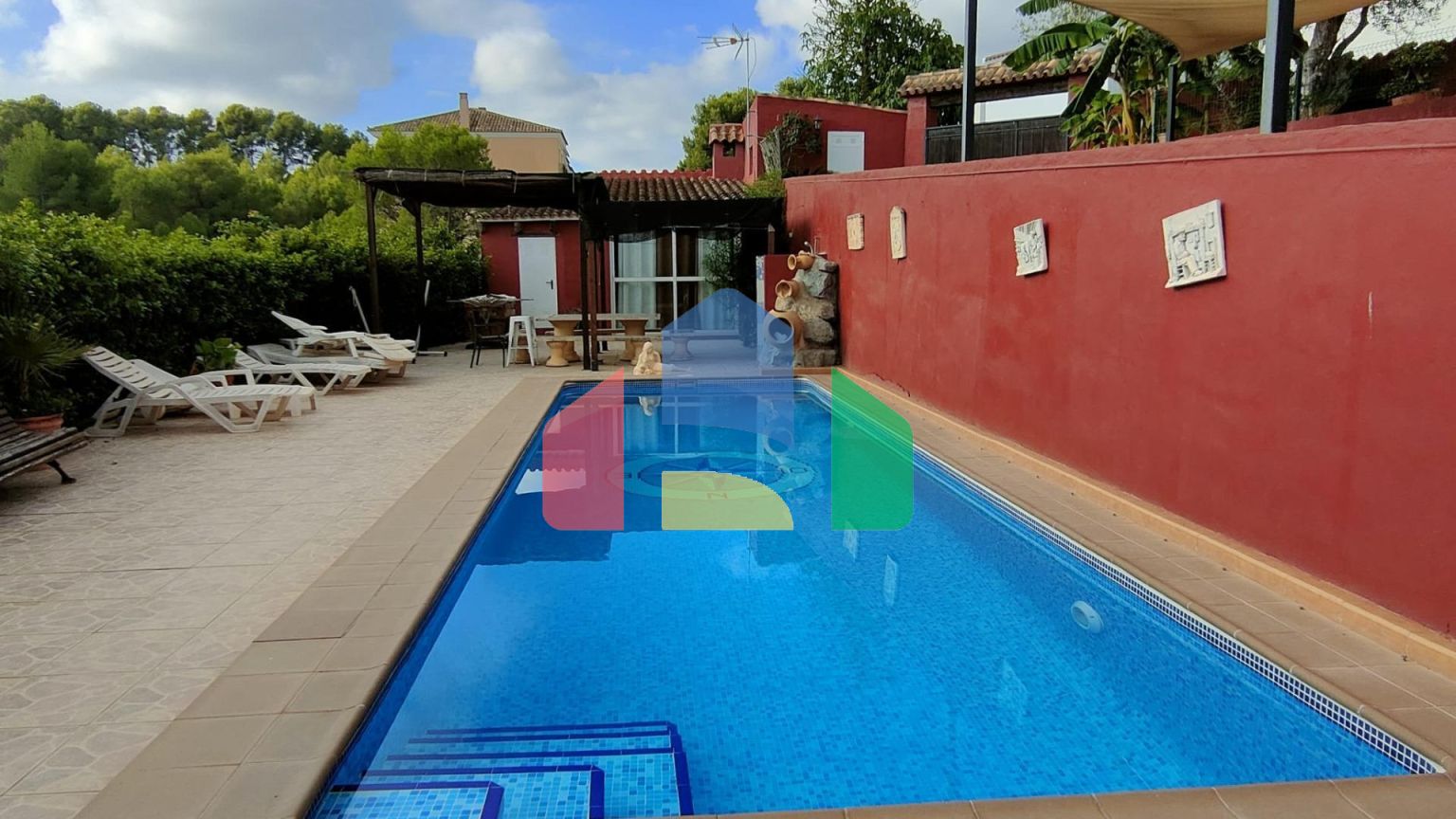 ОТДЕЛЬНАЯ ВИЛЛА, ПРОСТОРНАЯ И УЕДИНЕННАЯ, В ОКРУЖЕНИИ ПРИРОДЫ В ЛА НУСИИ