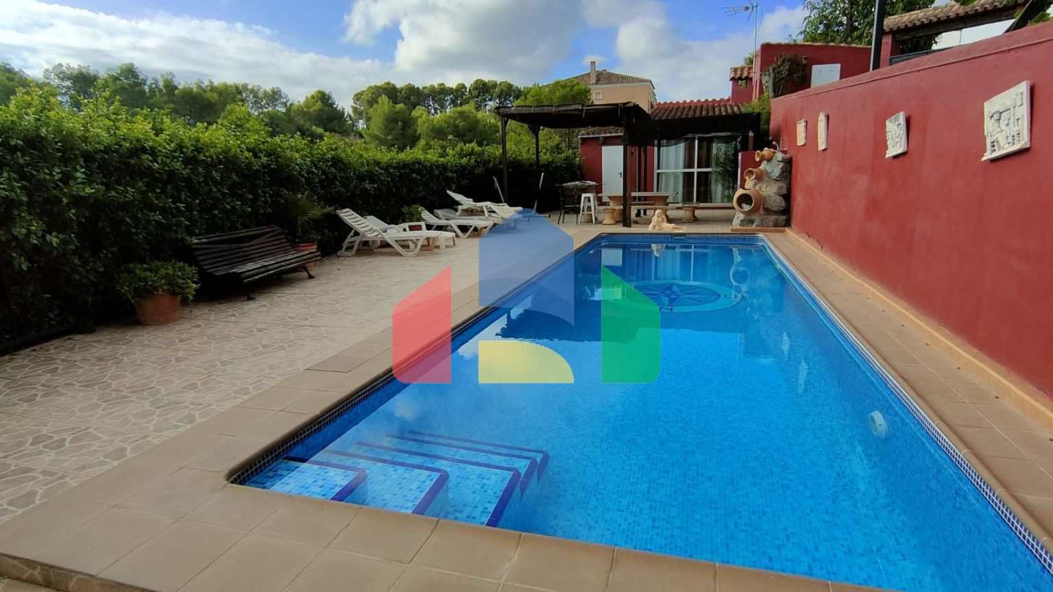 ОТДЕЛЬНАЯ ВИЛЛА, ПРОСТОРНАЯ И УЕДИНЕННАЯ, В ОКРУЖЕНИИ ПРИРОДЫ В ЛА НУСИИ