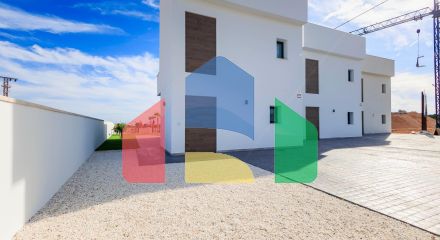 НОВЫЕ ВИЛЛЫ В ПИЛАР-ДЕ-ЛА-ОРАДАДА НА ПОЛЕ ДЛЯ ГОЛЬФА