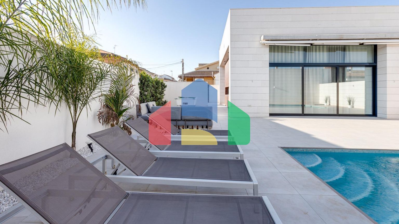 СРЕДИЗЕМНОМОРСКАЯ ВИЛЛА В ГОРОДСКОЙ ЗОНЕ НЕДАЛЕКО ОТ МОРЯ