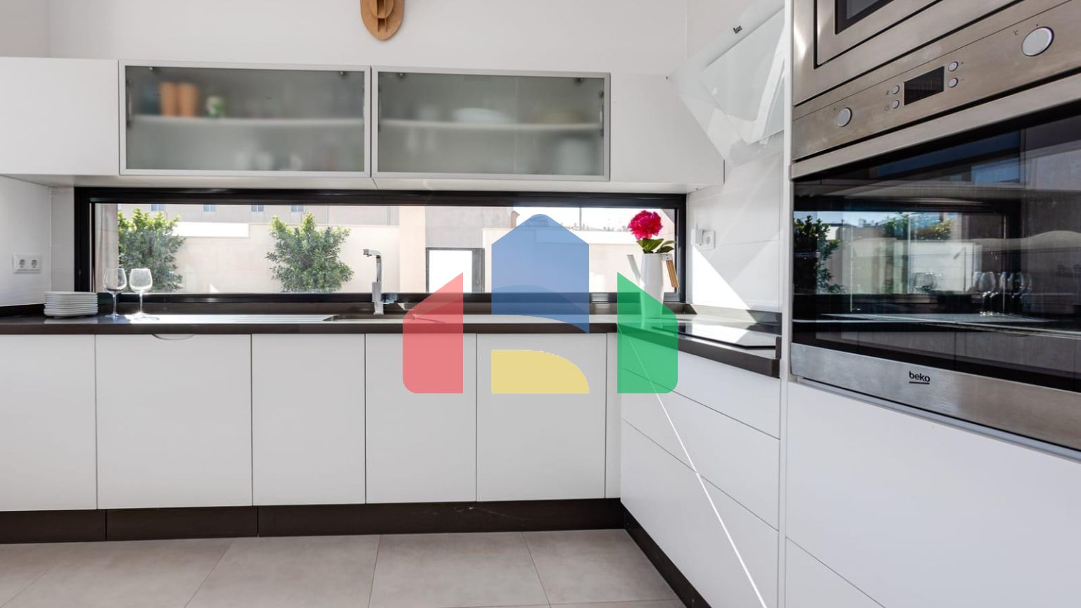 СРЕДИЗЕМНОМОРСКАЯ ВИЛЛА В ГОРОДСКОЙ ЗОНЕ НЕДАЛЕКО ОТ МОРЯ