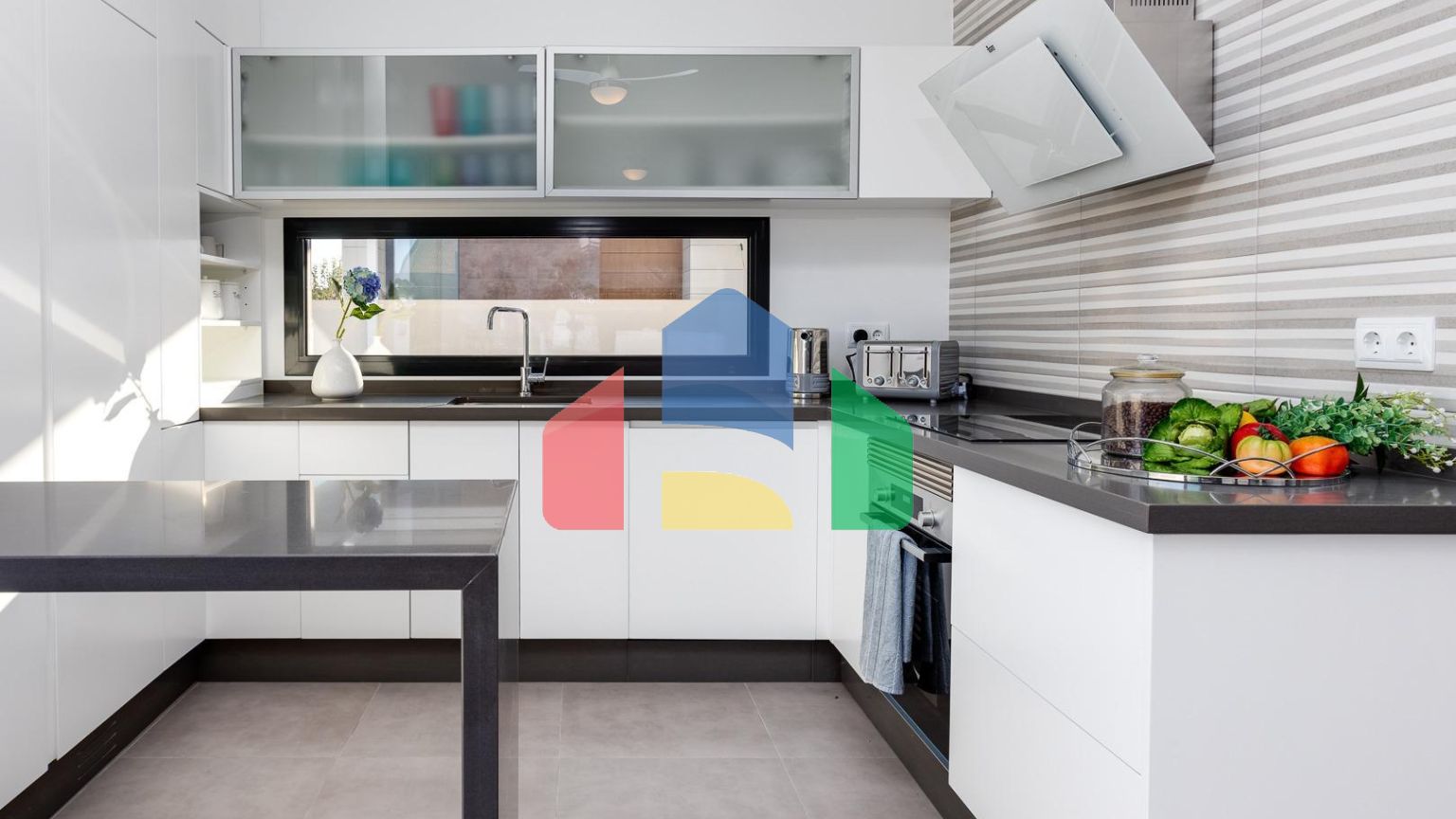 СРЕДИЗЕМНОМОРСКАЯ ВИЛЛА В ГОРОДСКОЙ ЗОНЕ НЕДАЛЕКО ОТ МОРЯ