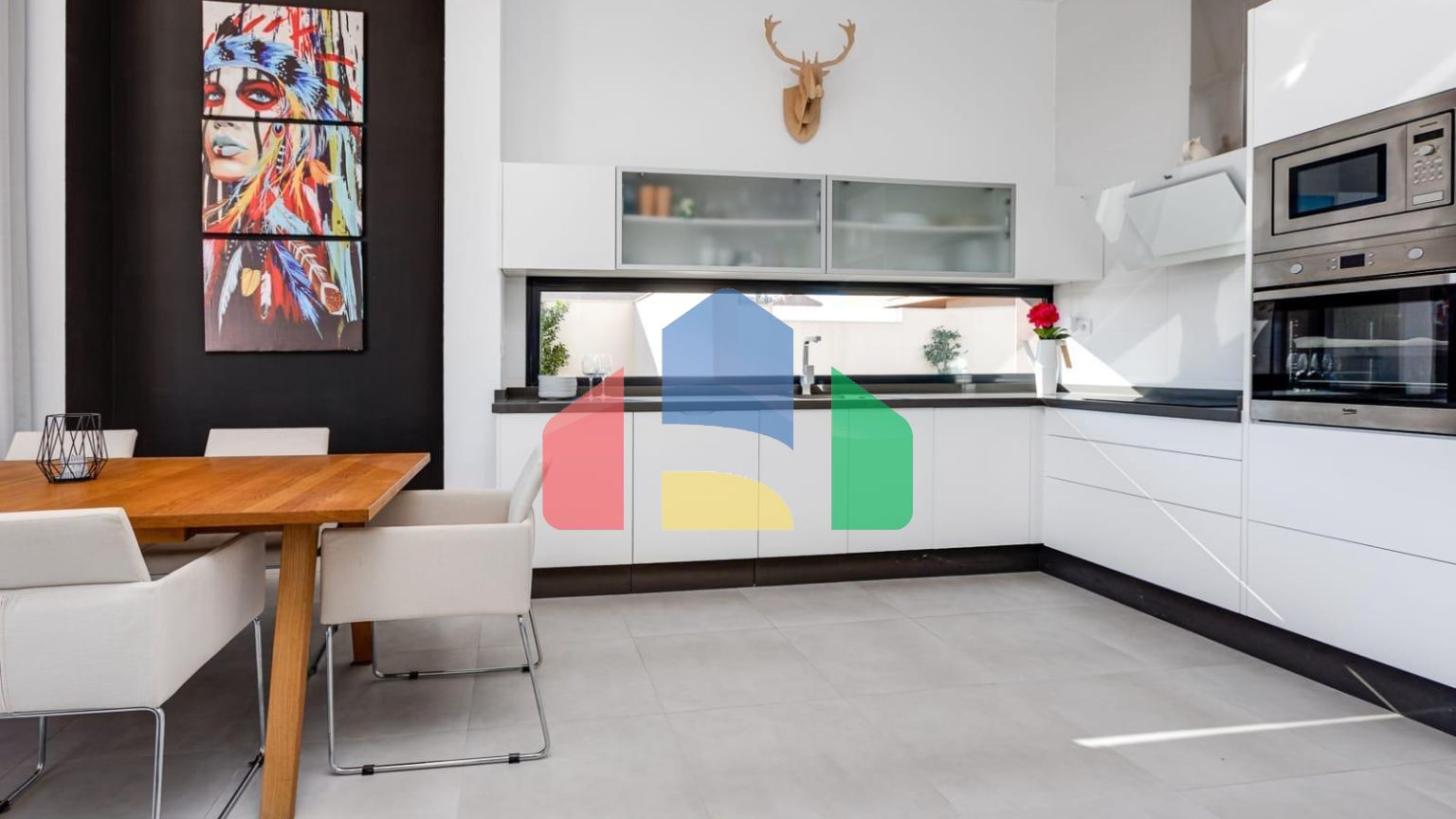 СРЕДИЗЕМНОМОРСКАЯ ВИЛЛА В ГОРОДСКОЙ ЗОНЕ НЕДАЛЕКО ОТ МОРЯ