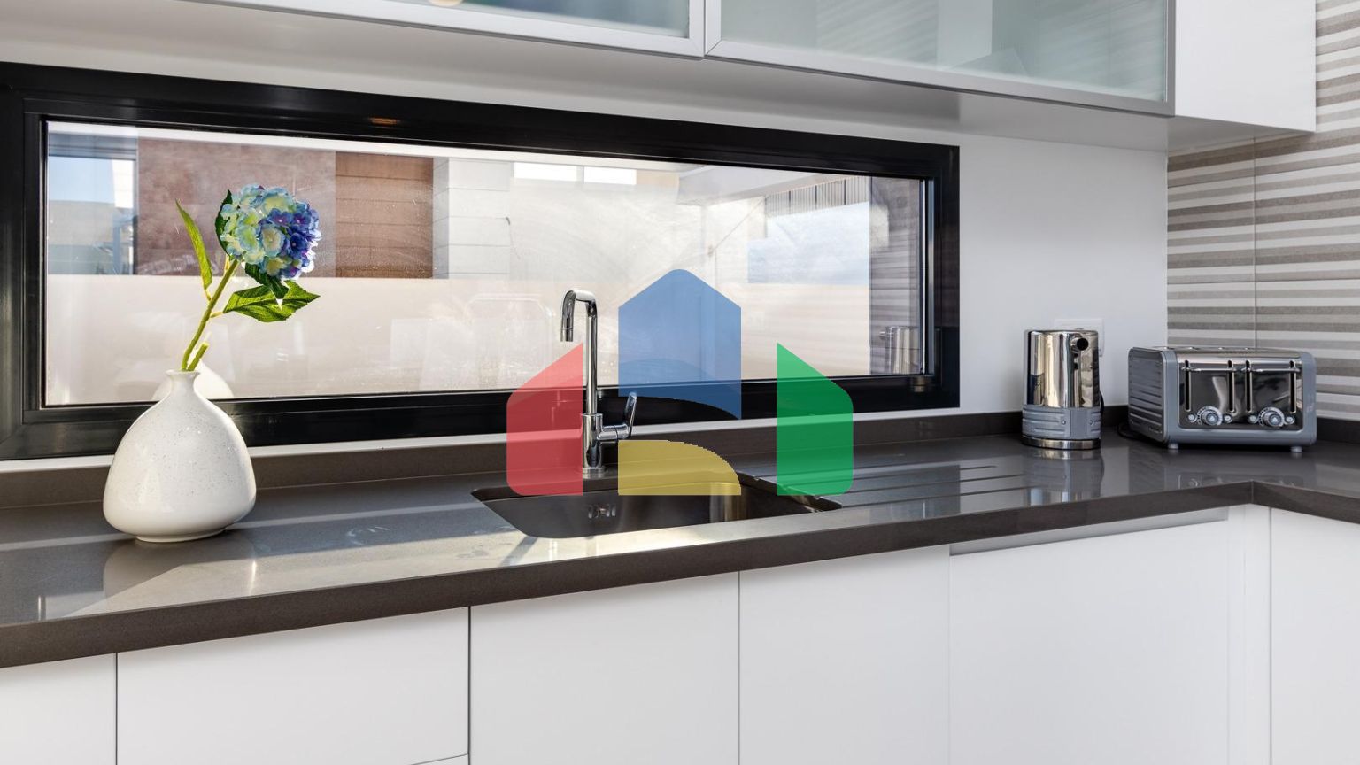 СРЕДИЗЕМНОМОРСКАЯ ВИЛЛА В ГОРОДСКОЙ ЗОНЕ НЕДАЛЕКО ОТ МОРЯ