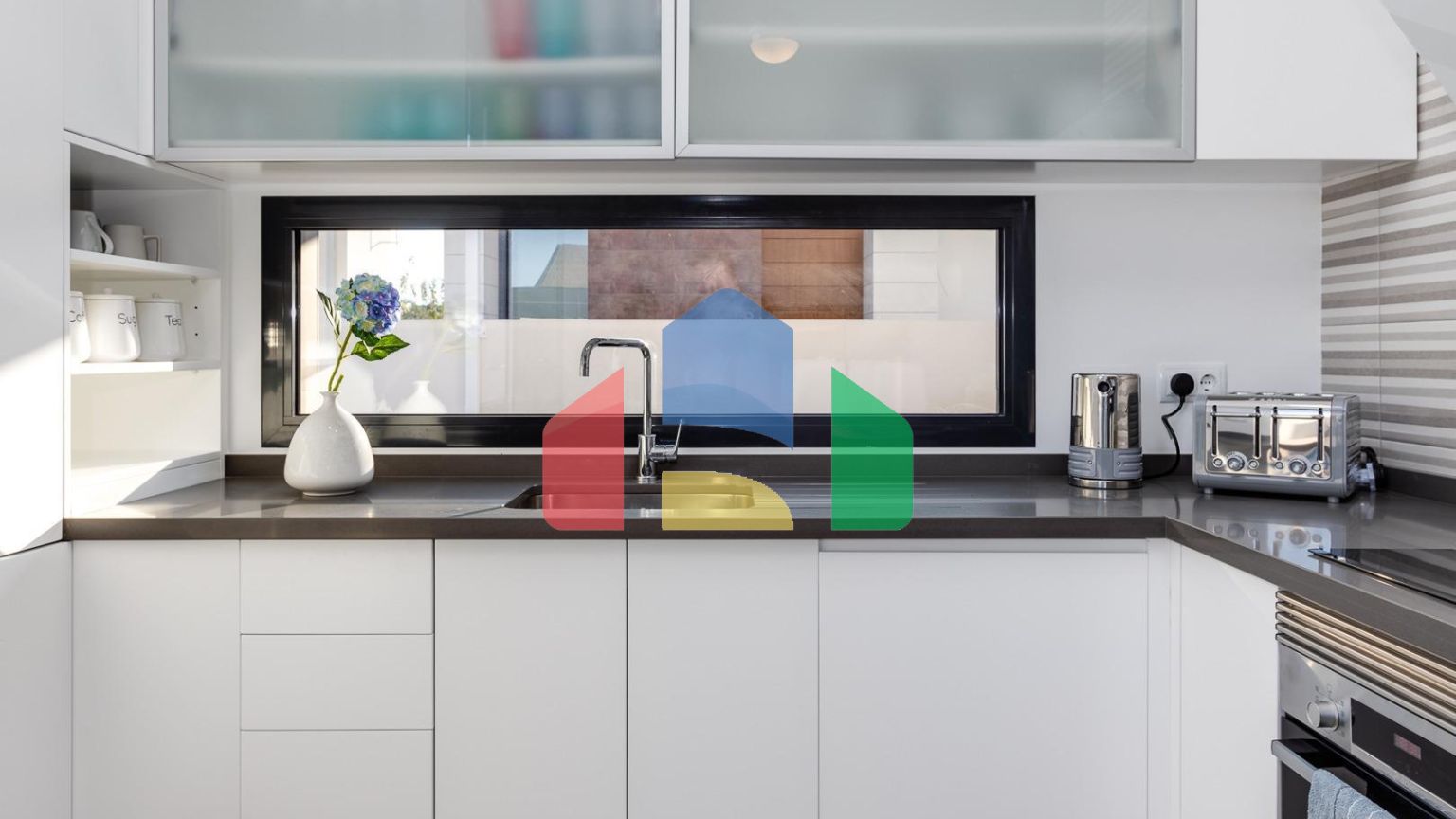 СРЕДИЗЕМНОМОРСКАЯ ВИЛЛА В ГОРОДСКОЙ ЗОНЕ НЕДАЛЕКО ОТ МОРЯ