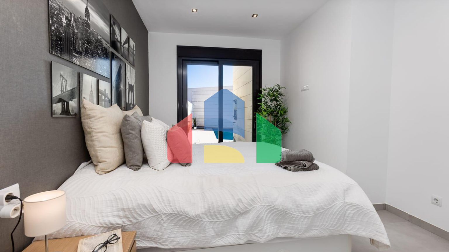 СРЕДИЗЕМНОМОРСКАЯ ВИЛЛА В ГОРОДСКОЙ ЗОНЕ НЕДАЛЕКО ОТ МОРЯ