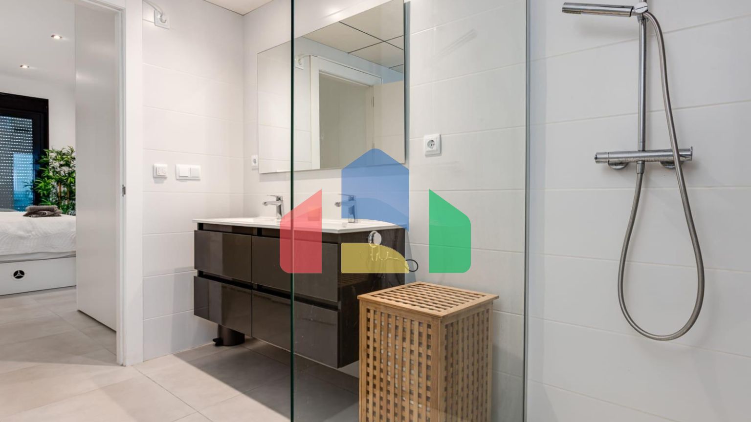 СРЕДИЗЕМНОМОРСКАЯ ВИЛЛА В ГОРОДСКОЙ ЗОНЕ НЕДАЛЕКО ОТ МОРЯ