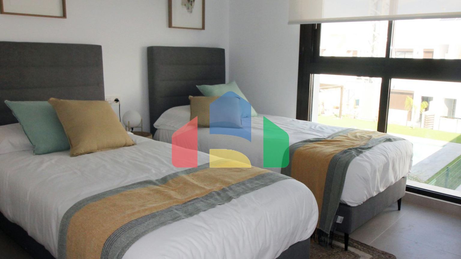 Современные таунхаусы и двухквартирные дома в Пилар-де-ла-Орадада