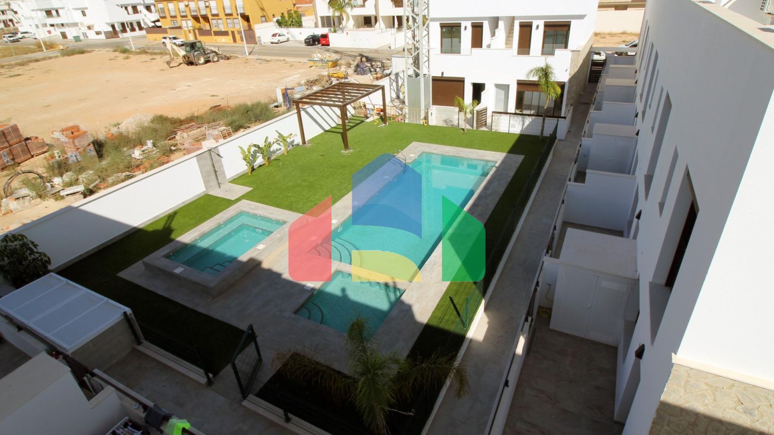 Современные таунхаусы и двухквартирные дома в Пилар-де-ла-Орадада