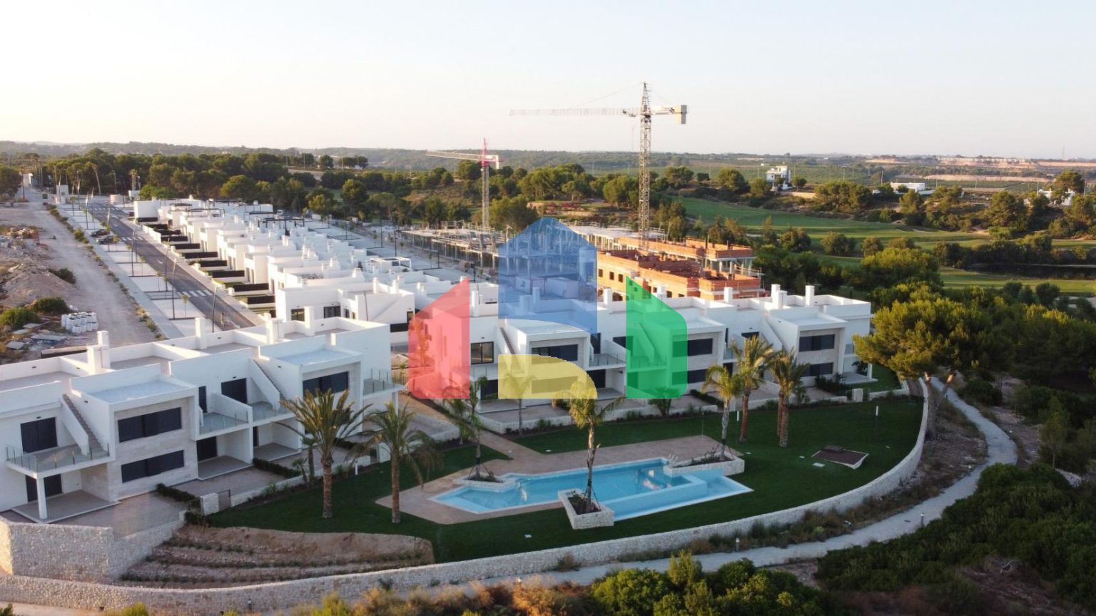 НОВЫЙ ЖИЛОЙ КОМПЛЕКС В ПИЛАР-ДЕ-ЛА-ОРАДАДА НА ПОЛЕ ДЛЯ ГОЛЬФА