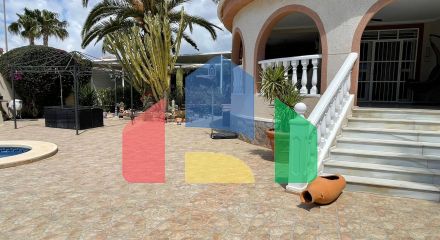 ВИЛЛА В CIUDAD QUESADA В СРЕДИЗЕМНОМОРСКОМ СТИЛЕ. 4 СПАЛЬНИ. 4 ВАННЫЕ КОМНАТЫ. С УЧАСТКОМ 700 М2. И ПЛОЩЯДЬЮ 233 М2. БАССЕЙН