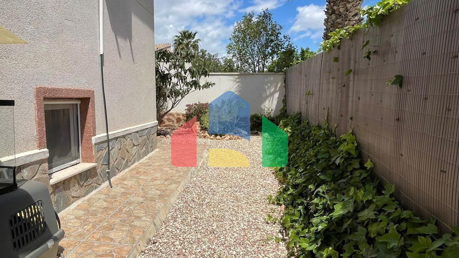 ВИЛЛА В CIUDAD QUESADA В СРЕДИЗЕМНОМОРСКОМ СТИЛЕ. 4 СПАЛЬНИ. 4 ВАННЫЕ КОМНАТЫ. С УЧАСТКОМ 700 М2. И ПЛОЩЯДЬЮ 233 М2. БАССЕЙН