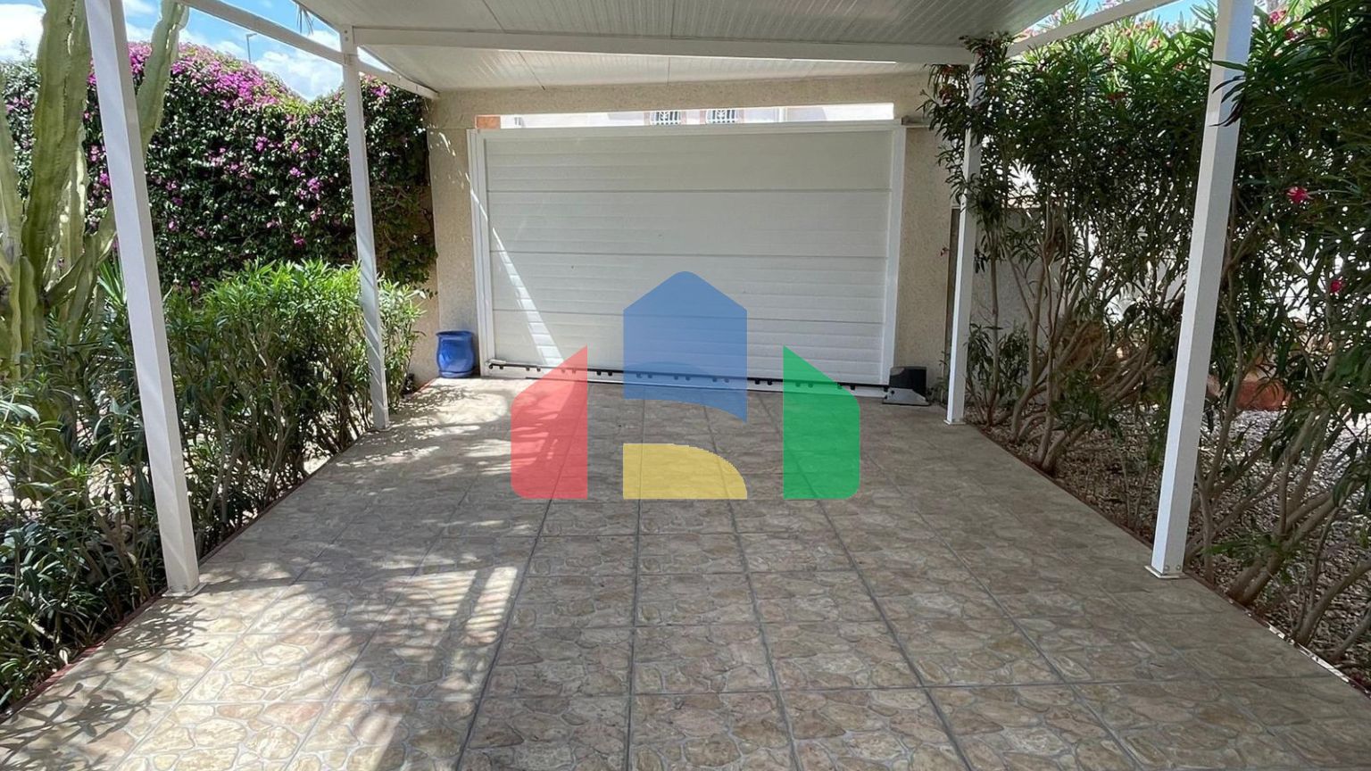 ВИЛЛА В CIUDAD QUESADA В СРЕДИЗЕМНОМОРСКОМ СТИЛЕ. 4 СПАЛЬНИ. 4 ВАННЫЕ КОМНАТЫ. С УЧАСТКОМ 700 М2. И ПЛОЩЯДЬЮ 233 М2. БАССЕЙН