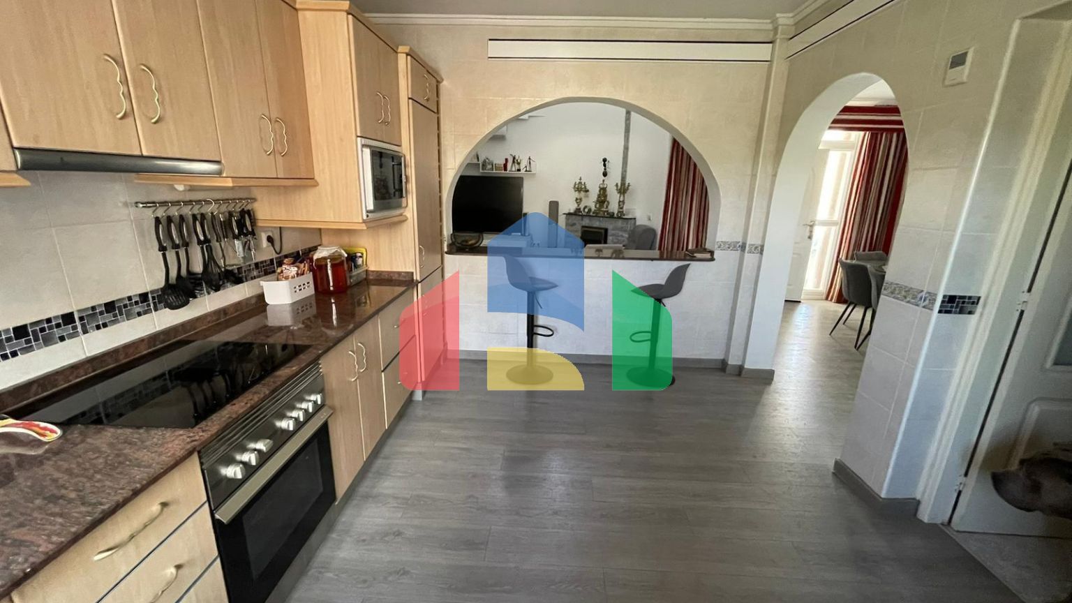 ВИЛЛА В CIUDAD QUESADA В СРЕДИЗЕМНОМОРСКОМ СТИЛЕ. 4 СПАЛЬНИ. 4 ВАННЫЕ КОМНАТЫ. С УЧАСТКОМ 700 М2. И ПЛОЩЯДЬЮ 233 М2. БАССЕЙН