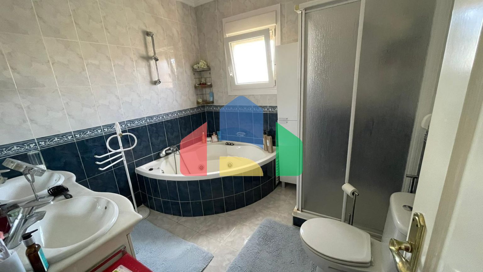 ВИЛЛА В CIUDAD QUESADA В СРЕДИЗЕМНОМОРСКОМ СТИЛЕ. 4 СПАЛЬНИ. 4 ВАННЫЕ КОМНАТЫ. С УЧАСТКОМ 700 М2. И ПЛОЩЯДЬЮ 233 М2. БАССЕЙН