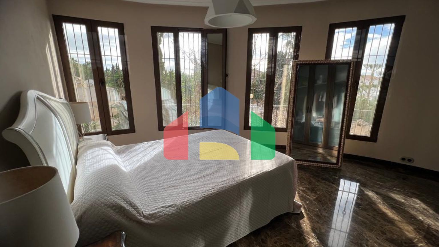 Современная роскошная вилла с элементами винтажного стиля в Сьюдад Кесада.