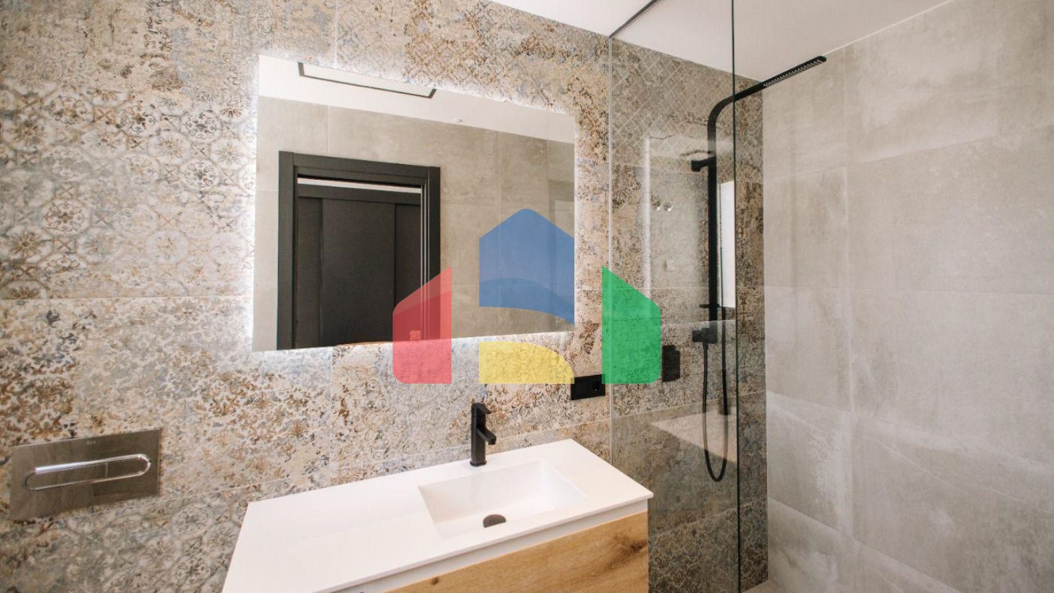 РОСКОШНАЯ И ДИЗАЙНЕРСКАЯ КВАРТИРА РЯДОМ С ПОЛЕМ ДЛЯ ГОЛЬФА