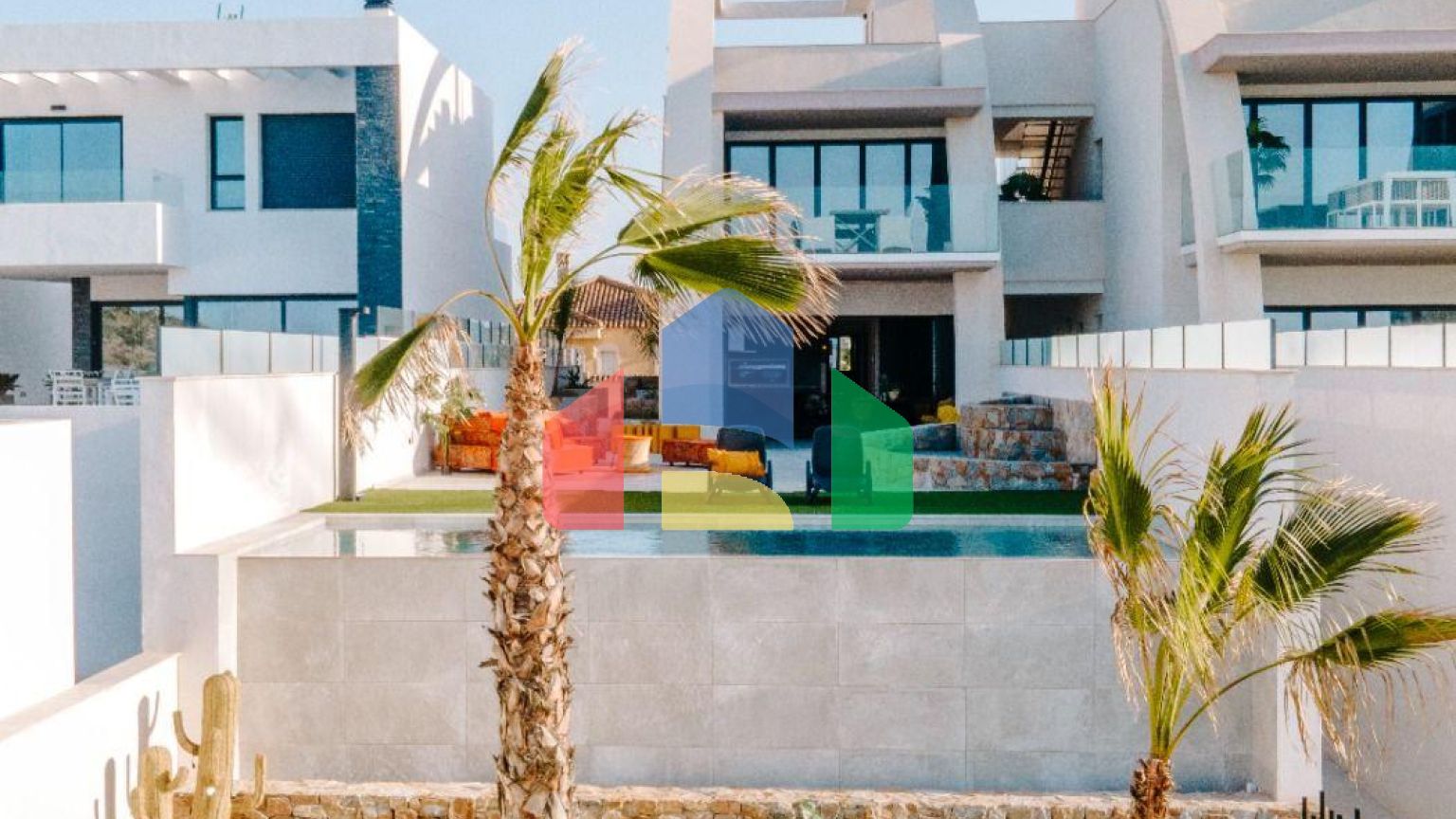 РОСКОШНАЯ И ДИЗАЙНЕРСКАЯ КВАРТИРА РЯДОМ С ПОЛЕМ ДЛЯ ГОЛЬФА