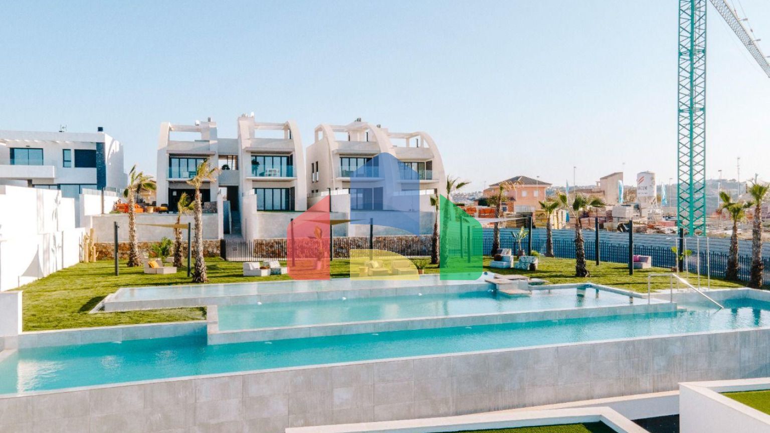 РОСКОШНАЯ И ДИЗАЙНЕРСКАЯ КВАРТИРА РЯДОМ С ПОЛЕМ ДЛЯ ГОЛЬФА