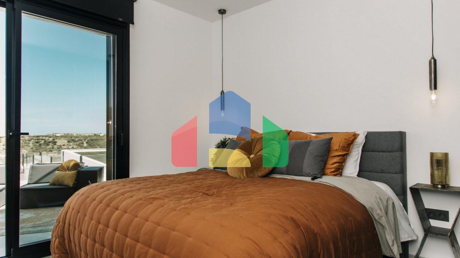 Дизайнерская вилла общей площадью 250 квадратных метров с видом на Гуардамар и море.