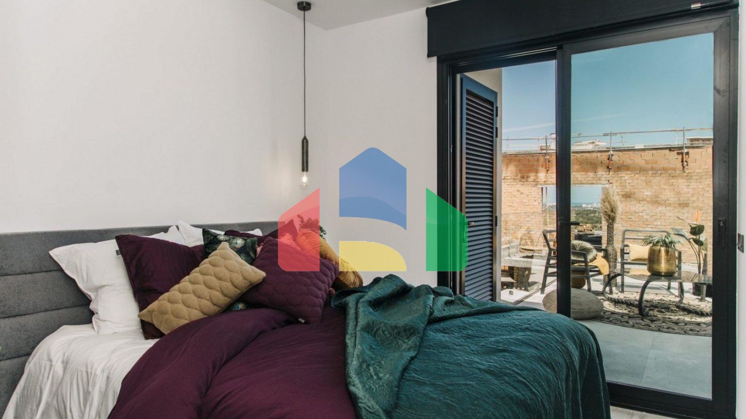 Дизайнерская вилла общей площадью 250 квадратных метров с видом на Гуардамар и море.